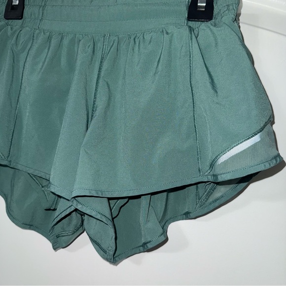 Lululemon Hotty Hot II 2.5” Shorts Women’s Size 6 Regular Light Green W7ARKR - Picture 2 of 5